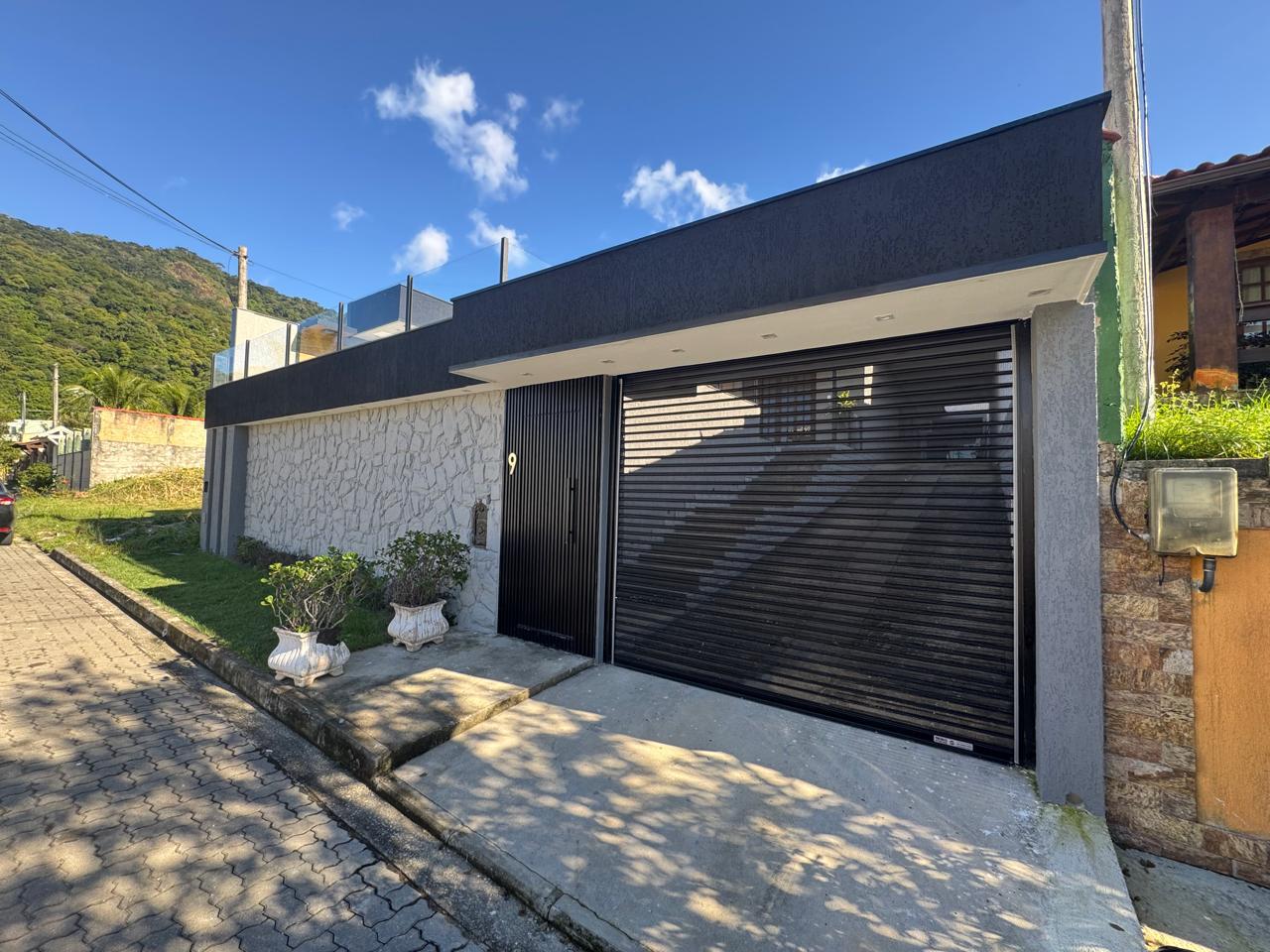 Fachada da casa de luxo à venda